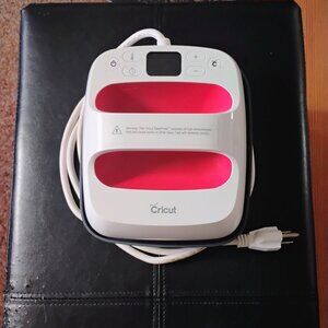 Cricut Easy Press 2  heat press (6" x 7")